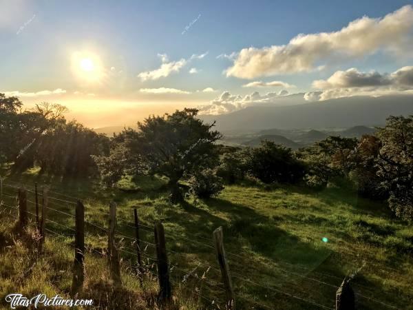 Photo Le Sud Est de la Réunion : Le Sud de la Réunion vu des Hauteurs. Début de coucher de soleil sur la mer.c, La Réunion, Montagnes, Arbres, Prairies, Barbelés