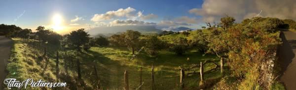 Photo Le Sud Est de la Réunion : Le Sud de la Réunion vu des Hauteurs. La mer à gauche et le Piton des neiges à droite, derrière les nuages..c, La Réunion, Montagnes, Arbres, Prairies, Barbelés