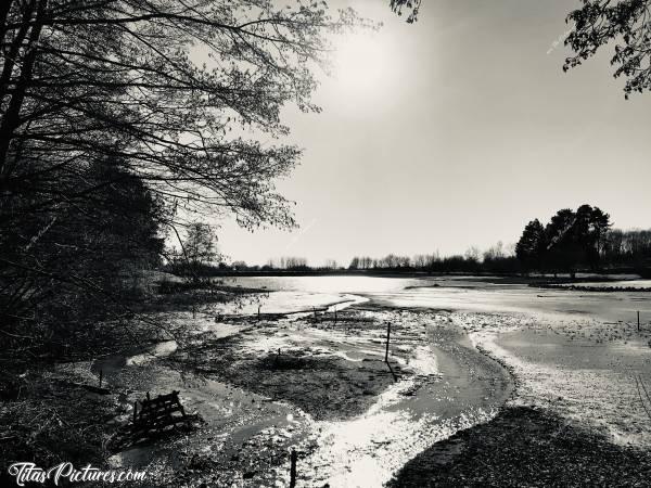 Photo Le Lac de l’Espérance : Le Lac de l’Espérance à Pouzauges. 
Sympa en Noir et Blanc 😍🥰
Qu’en pensez-vous?c, Lac de l’Espérance, Pouzauges, Noir et Blanc