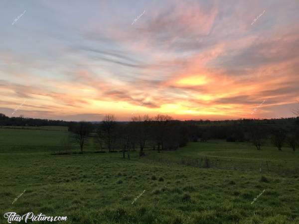 Photo Coucher de soleil : Coucher de soleil sur la Campagne vendéenne ... Magnifique ce Ciel flamboyant😍c, Coucher de soleil, Campagne, prairie