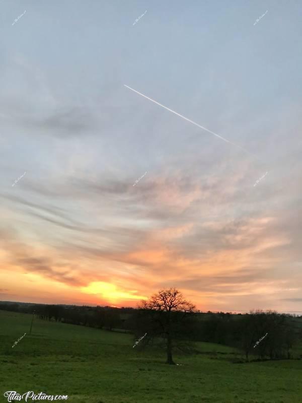 Photo Coucher de soleil : Coucher de soleil flamboyant sur la Campagne du Boupère.. 😍😎c, Coucher de soleil, campagne, prairie