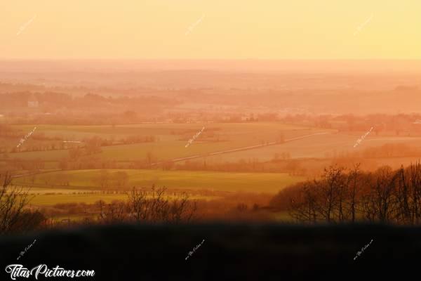 Photo La Vendée : Coucher de soleil sur la Vendée, vu du Point de vue du Bois de la Folie à Pouzauges. Le Soleil était à Droite de la prise de vue, ce qui donne cette couleur..c, Vendée, coucher de soleil, Bois de la Folie, Pouzauges