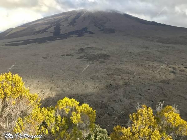 Photo Le Piton de la Fournaise : Le Piton de la Fournaise. On y voit encore les traces d’anciennes coulées de lave 😅c, La Réunion, Montagnes, Roches volcaniques, Volcan