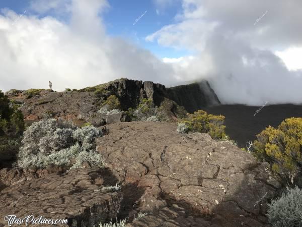 Photo Le Piton de la Fournaise : Le Piton de la Fournaise. Impressionnant ses gros Rochers de Lave 😅c, La Réunion, Montagnes, Roches volcaniques, Volcan
