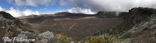 Photo La Plaine des Sables : La Plaine des Sables en vue panoramique tellement c’est immense. Il y a quelques minutes, il y avait encore pleins d’arbres partout 😅c, La Réunion, Montagnes, Roches volcaniques, Plaine des sables