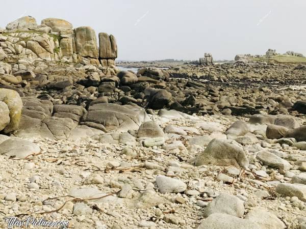 Photo Les Amiets : Les Amiets à Cléder par grande marée basse. Mais où est la Maison du Gardien? 🤔 Elle est par là normalement..🤔😉😍c, Les Amiets , Cléder, plage, rochers