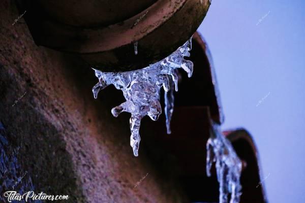 Photo Stalactites 🥶 : Jolis stalactites très design 😍🥶Photo prise lors du grand froid des 11 et 12 février 2021.c, Stalactites, tuiles, pluie verglaçante