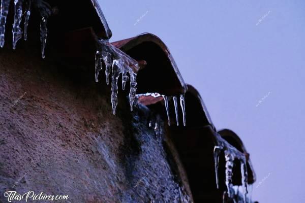 Photo Stalactites 🥶 : Stalactites sur les tuiles de la grange 😅🥶😍 Photo prise lors du grand froid des 11 et 12 février 2021.c, Stalactites, tuiles, grange, pluie verglaçante