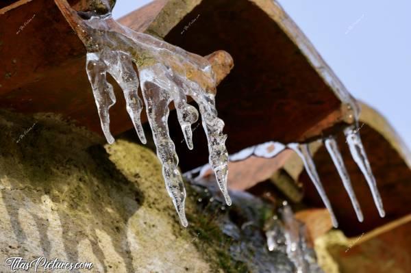 Photo Stalactites 🥶 : Photo prise lors du grand froid des 11 et 12 février 2021.c, Vendée, Stalactites, Tuiles