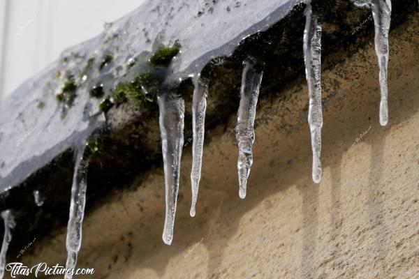 Photo Stalactites : Zoom sur des stalactites sous mon rebord de fenêtre. Ils sont apparus suite à des pluies verglaçantes. Vraiment très impressionnant à voir 😅c, Stalactites