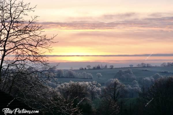 Photo Coucher de soleil : Coucher de soleil magnifique sur la campagne vendéenne encore givrée ce soir du 13/02/21 🥶😍c, Coucher de soleil, Campagne, Vendée, arbres, givre