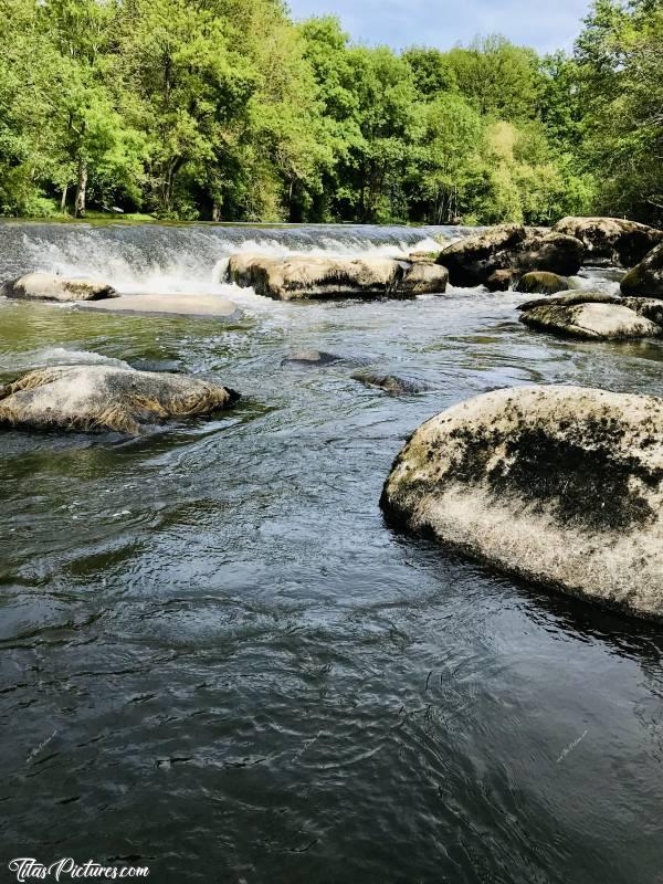 Photo La Sèvre Nantaise : Oui, vous ne rêvez pas, je suis au beau milieu de la Sèvre pour photographier cette belle chute d’eau au plus près 😅😍
Le niveau de l’eau étant si bas, il est très facile de traverser la Sèvre en sautant d’un Rocher à l’autre..
Habituellement, les rochers qui sont au pied de la chute sont entièrement recouverts d’eau à cette période 😣😰c, Parc de la Barbinière, St-Laurent-sur-Sèvres, Sèvre Nantaise