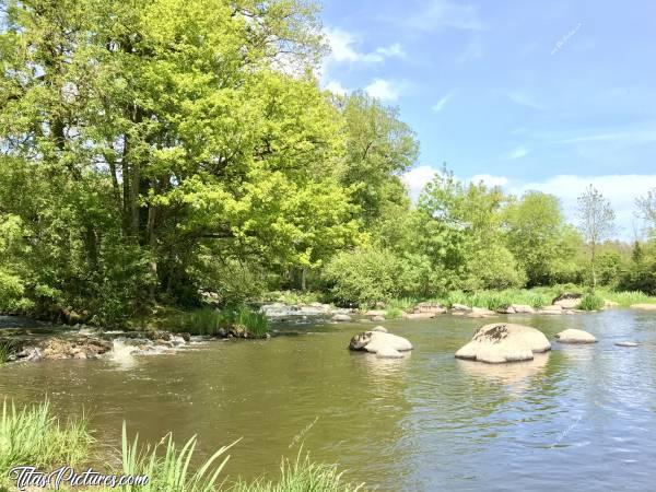 Photo La Sèvre Nantaise : Belle balade le long de la Sèvre Nantaise au parc de la Barbinière😍😎 On aperçoit 2 chutes d’eau sur la gauche, au travers des arbres.. 😍 Par contre, le niveau de l’eau est déjà très bas pour un mois de mai. Et il n’a pas remonté depuis. C’est très inquiétant pour cet été 😰c, Parc de la Barbinière, St-Laurent-sur-Sèvres, Sèvre Nantaise