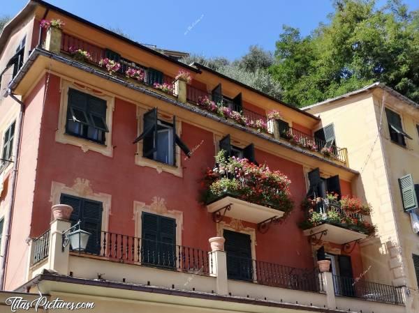 Photo Trompe l’Oeil : Belle façade en Trompe l’Oeil à Gènes, en Italie. Qu’est-ce qui est vrai et qu’est-ce qui est faux selon-vous, sur ces façades de maison?c, Italie, Gènes, Trompe l’Oeil, Maisons