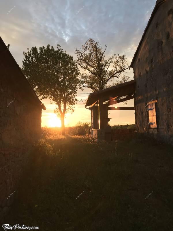 Photo Coucher de soleil : Un nouveau joli Coucher de soleil dans le jardin de mes voisins. J’adore 😍🥰c, Coucher de soleil, Vendée, Terrasse couverture