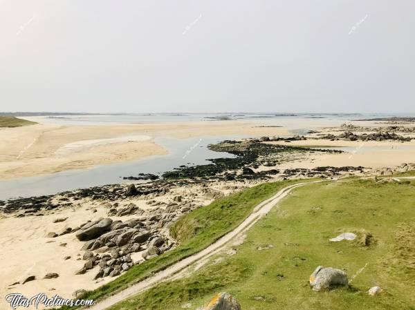 Photo Baie du Kernic : La Baie du Kernic à marée basse. 
La Dune a encore changé de forme avec les vagues, à marée descendante… Malgré un Ciel couvert, je trouve toujours cette Vue magnifique 🥰c, Finistère, Baie du Kernic, sable blanc, rochers, mer, dunes