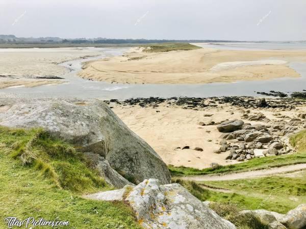 Photo Baie du Kernic : La Baie du Kernic à marée basse. 
La Dune a encore changé de forme avec les vagues, à marée descendante… Malgré un Ciel couvert, je trouve toujours cette Vue magnifique 🥰c, Finistère, Baie du Kernic, sable blanc, rochers, mer, Dunes