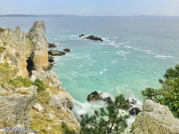 Photo Plage de l’Île Vierge : Plage de l’Île Vierge sur la presqu’île de Crozon. Très bel endroit qui se mérite. Pour y accéder, il faut marcher une bonne 1/2h sur des chemins bien escarpés par endroits et avec des dénivelés très importants 😅 Mais ça en vaut vraiment la peine 😍😎c, Plage de l’Île Vierge, Crozon, Finistère, Pins, Falaises, mer turquoise