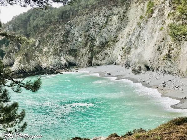 Photo Plage de l’Île Vierge : Plage de l’Île Vierge sur la presqu’île de Crozon. Très bel endroit qui se mérite. Pour y accéder, il faut marcher une bonne 1/2h sur des chemins bien escarpés par endroits et avec des dénivelés très importants 😅 Mais ça en vaut vraiment la peine 😍😎c, Plage de l’Île Vierge, Crozon, Finistère, Pins, Falaises, mer turquoise