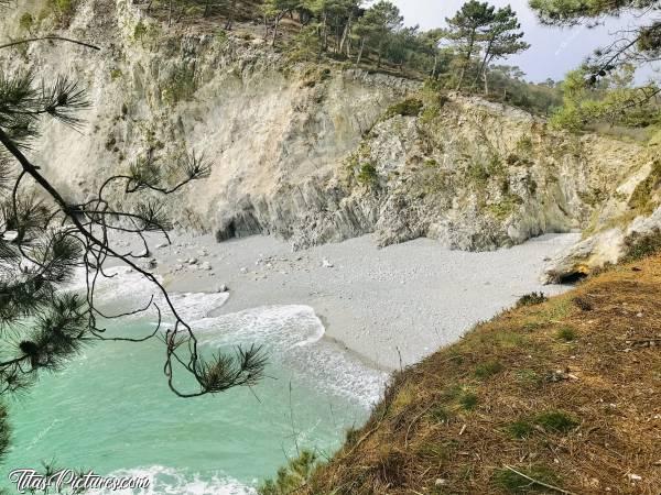 Photo Plage de l’Île Vierge : Plage de l’Île Vierge sur la presqu’île de Crozon. Très bel endroit qui se mérite. Pour y accéder, il faut marcher une bonne 1/2h sur des chemins bien escarpés par endroits et avec des dénivelés très importants 😅 Mais ça en vaut vraiment la peine 😍😎c, Plage de l’Île Vierge, Crozon, Finistère, Pins, Falaises, mer turquoise