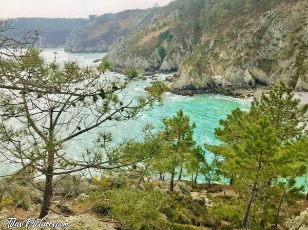 Photo Plage de l’Île Vierge : Plage de l’Île Vierge sur la presqu’île de Crozon. Très bel endroit qui se mérite. Pour y accéder, il faut marcher une bonne 1/2h sur des chemins bien escarpés par endroits et avec des dénivelés très importants 😅 Mais ça en vaut vraiment la peine 😍😎c, Plage de l’Île Vierge, Crozon, Finistère, Pins, Falaises, mer turquoise