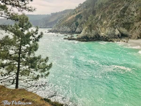 Photo Plage de l’Île Vierge : Plage de l’Île Vierge sur la presqu’île de Crozon. Très bel endroit qui se mérite. Pour y accéder, il faut marcher une bonne 1/2h sur des chemins bien escarpés par endroits et avec des dénivelés très importants 😅 Mais ça en vaut vraiment la peine 😍😎c, Plage de l’Île Vierge, Crozon, Finistère, Pins, Falaises, mer turquoise