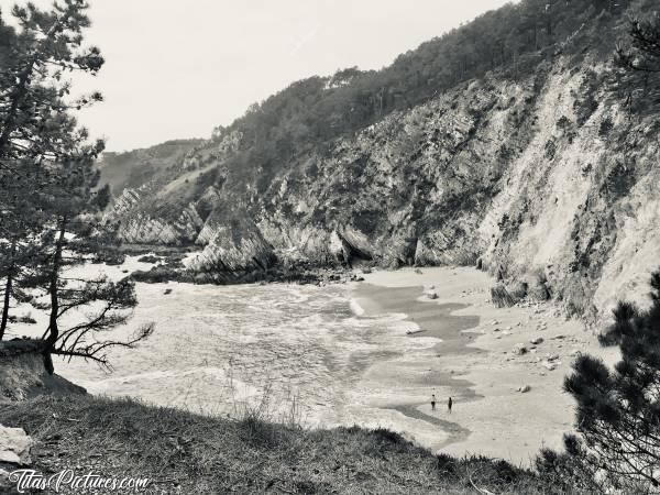 Photo Plage de l’Île Vierge : Plage de l’Île Vierge sur la presqu’île de Crozon. Très bel endroit qui se mérite. Pour y accéder, il faut marcher une bonne 1/2h sur des chemins bien escarpés par endroits et avec des dénivelés très importants 😅 Mais ça en vaut vraiment la peine 😍😎c, Plage de l’Île Vierge, Crozon, Finistère, Pins, Falaises, mer turquoise