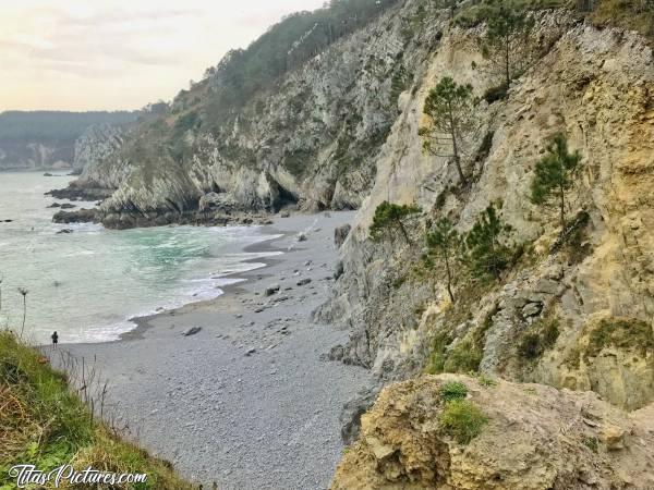 Photo Plage de l’Île Vierge : Plage de l’Île Vierge sur la presqu’île de Crozon. Très bel endroit qui se mérite. Pour y accéder, il faut marcher une bonne 1/2h sur des chemins bien escarpés par endroits et avec des dénivelés très importants 😅 Mais ça en vaut vraiment la peine 😍😎c, Plage de l’Île Vierge, Crozon, Finistère, Pins, Falaises, mer turquoise