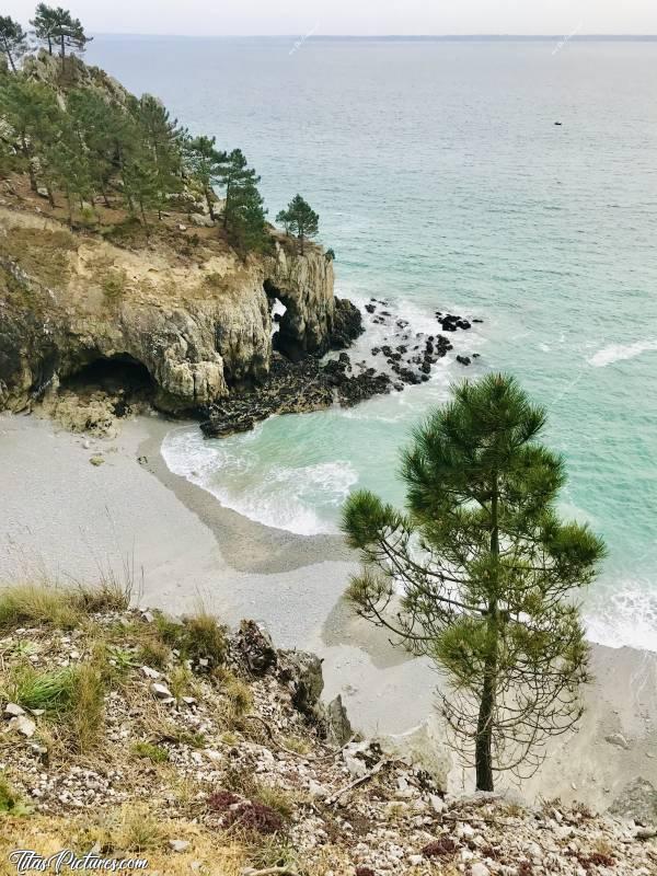 Photo Plage de l’Île Vierge : Plage de l’Île Vierge sur la presqu’île de Crozon. Très bel endroit qui se mérite. Pour y accéder, il faut marcher une bonne 1/2h sur des chemins bien escarpés par endroits et avec des dénivelés très importants 😅 Mais ça en vaut vraiment la peine 😍😎c, Plage de l’Île Vierge, Crozon, Finistère, Pins, Falaises, mer turquoise