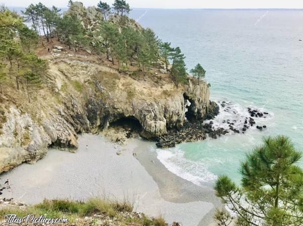 Photo Plage de l’Île Vierge : Plage de l’Île Vierge sur la presqu’île de Crozon. Très bel endroit qui se mérite. Pour y accéder, il faut marcher une bonne 1/2h sur des chemins bien escarpés par endroits et avec des dénivelés très importants 😅 Mais ça en vaut vraiment la peine 😍😎c, Plage de l’Île Vierge, Crozon, Finistère, Pins, Falaises, mer turquoise