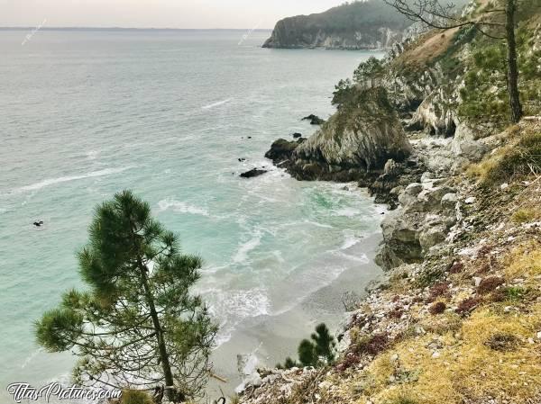 Photo Crozon : Les belles falaises de la presqu’île de Crozon 😍😎 Superbe randonnée à faire absolument !c, Crozon, Finistère, Pins, Falaises, mer turquoise