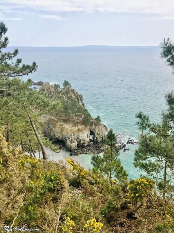 Photo Plage de l’Île Vierge : Plage de l’Île Vierge sur la presqu’île de Crozon. Très bel endroit qui se mérite. Pour y accéder, il faut marcher une bonne 1/2h sur des chemins bien escarpés par endroits et avec des dénivelés très importants 😅 Mais ça en vaut vraiment la peine 😍😎c, Plage de l’Île Vierge, Crozon, Finistère, Pins, Falaises, mer turquoise