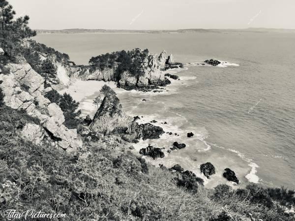 Photo Plage de l’Île Vierge : Plage de l’Île Vierge sur la presqu’île de Crozon. Très bel endroit qui se mérite. Pour y accéder, il faut marcher une bonne 1/2h sur des chemins bien escarpés par endroits et avec des dénivelés très importants 😅 Mais ça en vaut vraiment la peine 😍😎c, Plage de l’Île Vierge, Crozon, Finistère, Pins, Falaises, Noir et Blanc