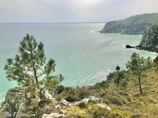 Photo Crozon : Belle randonnée à la Presqu’île de Crozon. Malheureusement, le soleil s’est un peu voilé. Les couleurs n’étaient donc pas aussi belles que je souhaitais, mais quelle belle Vue 😍c, Crozon, Finistère, Pins, Falaises, mer turquoise