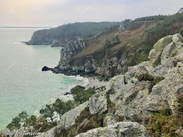 Photo Crozon : Belle randonnée à la Presqu’île de Crozon. Malheureusement, le soleil s’est un peu voilé. Les couleurs n’étaient donc pas aussi belles que je souhaitais, mais quelle belle Vue😍c, Crozon, Finistère, Pins, Falaises