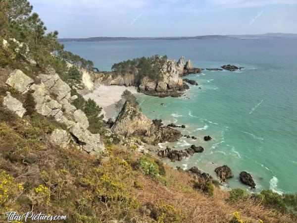 Photo Plage de l’Île Vierge : Plage de l’Île Vierge sur la presqu’île de Crozon. Très bel endroit qui se mérite. Pour y accéder, il faut marcher une bonne 1/2h sur des chemins bien escarpés par endroits et avec des dénivelés très importants 😅 Mais ça en vaut vraiment la peine 😍😎c, Plage de l’Île Vierge, Crozon, Finistère, Pins, Falaises, mer turquoise