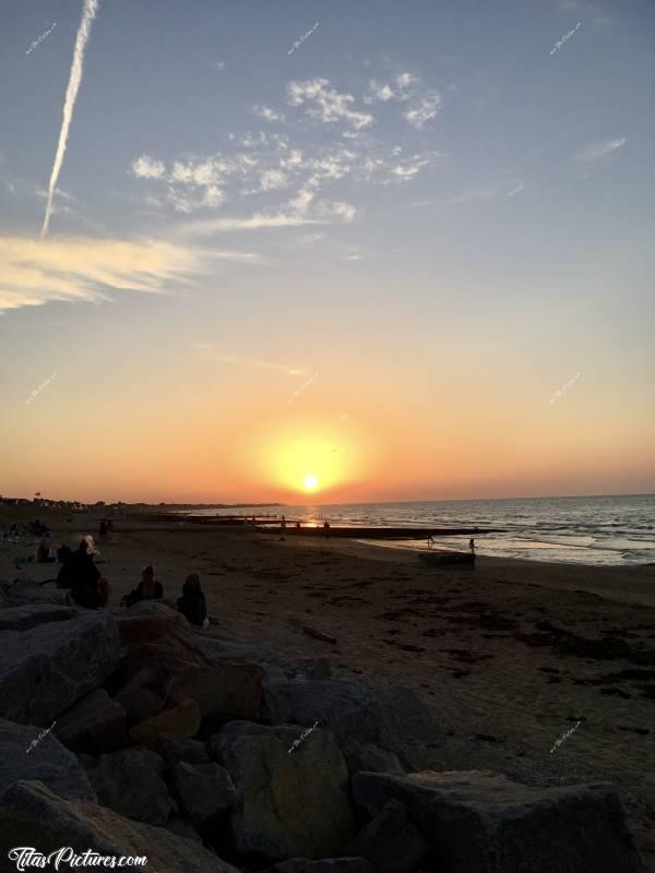 Photo Sword Beach : Coucher de soleil sur une des plages du débarquement à Sword Beach. 
Photo prise par mon frère lors d’un Road Trip en Normandie.c, Sword Beach, Normandie, plage, mer