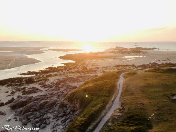 Photo La Baie du Kernic : Magnifique Coucher de Soleil que j’ai retrouvé dans mes vieilles photos 😍😎c, Baie du Kernic, Porsmeur, Finistère, sable fin, rochers, mer, rivière