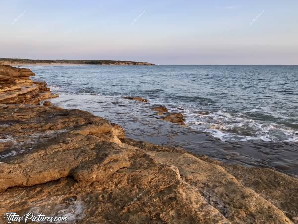 Photo Plage du Veillon : La Plage du Veillon à Talmont St Hilaire. J’adore ces Rochers plats , ils sont tous lisses et agréables à marcher pieds nus😍 Ça change du Granit de la Bretagne 😅c, Plage du Veillon, rochers, mer