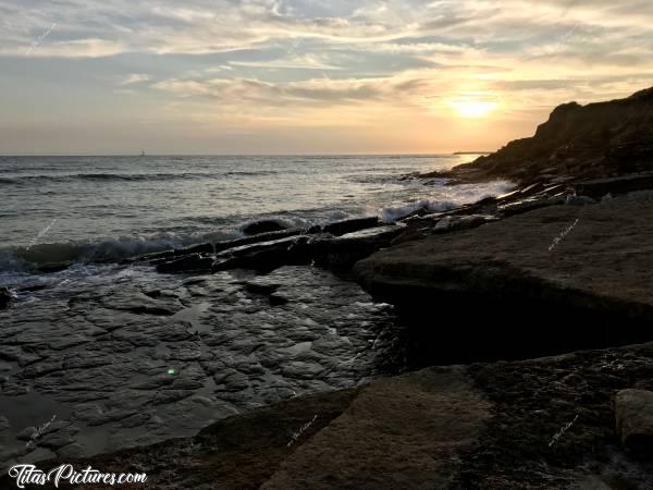 Photo Plage du Veillon : Beau Coucher de Soleil à la Plage du Veillon à Talmont St Hilaire😍😎J’adore ces Rochers plats , ils sont tous lisses et agréables à marcher pieds nus😍 Ça change du Granit de la Bretagne 😅c, Plage du Veillon, rochers, mer