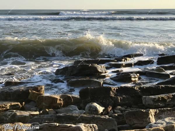 Photo La Plage du Veillon : Beaux rouleaux ce soir-là à la Plage du Veillon. J’adore 😍🥰c, Tita’s Pictures, Talmont-Saint-Hilaire, La Plage du Veillon, rochers, vagues, mer