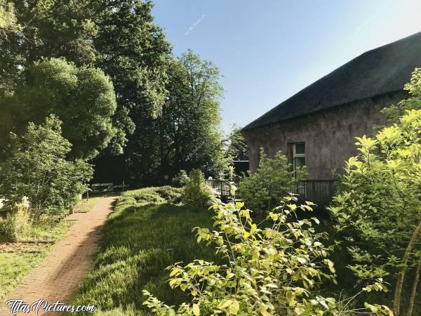 Photo Bois de chaume : Bâtiment entièrement recouvert de bois de chaume. Je ne savais même pas que ça existait et encore moins en Vendée 😧😅😍c, Bois de chaume, La Roche-sur-Yon