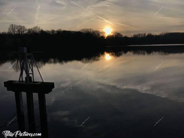 Photo La Bretèche : Coucher de soleil au grand Lac de la Bretèche aux Epesses.c, La Bretèche, les Epesses, Coucher de soleil, Lac, Arbres