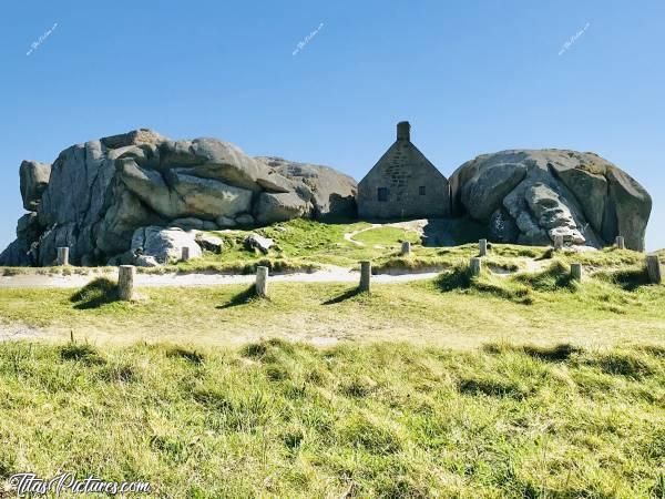 Photo Méneham : La célèbre maison entre les rochers de Méneham. Il s’agit en fait d’un corps de garde datant du 17e siècle. Pas simple de le prendre en photo sans personne autour 😅 Mais j’ai réussi à avoir un petit créneau 🥳😍c, Méneham, Corps de garde, rochers, granit