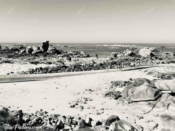 Photo Meneham : Plage de Méneham en noir et blanc 😍😎c, Meneham, Ménez Ham, Plage, Rochers, sable, mer