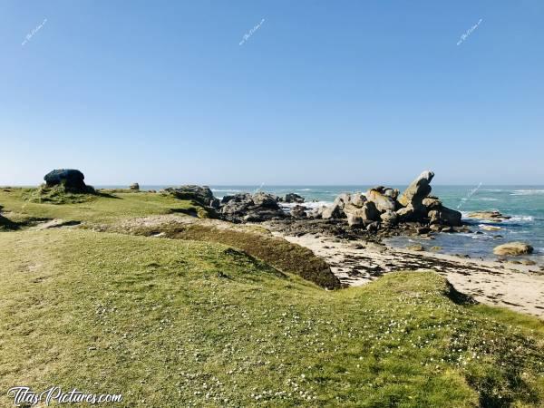 Photo Plage de Méneham : Belle randonnée ensoleillée sur la Plage de Méneham. Mer turquoise, sable blanc, beaucoup de gros rochers à escalader..  J’adore 😍😎
Vous pouvez apercevoir un séchoir à Goëmon en haut à Gauche. 
Très belle randonnée à faire tout le long de cette côte pour ceux qui aiment marcher 😉😊c, Plage de Méneham, Finistère, mer, sable, dune, rochers