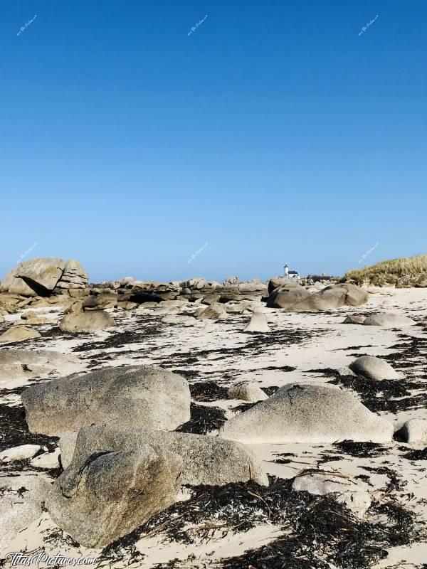 Photo Phare de Pontusval : Au milieu de tous ces gros rochers, ce petit phare se démarque au loin..
Je pense que je suis au niveau de la Plage du Phare à cet endroit. Pas facile de savoir à quel endroit se termine les différentes plages qu’il y a le long de cette côte sauvage 😅c, Phare de Pontusval, rochers, sable