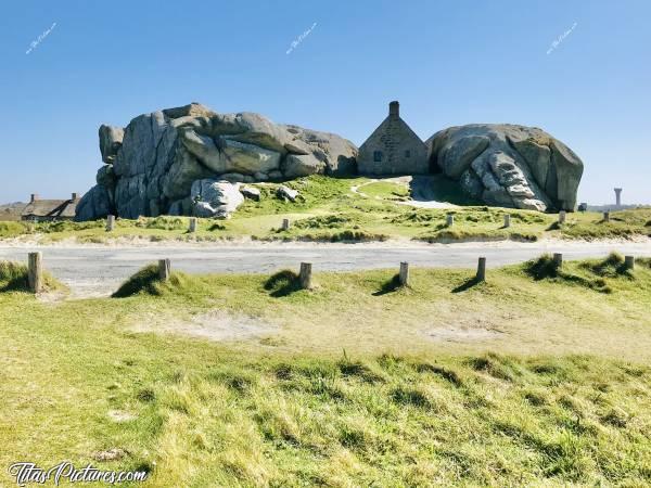 Photo Méneham : Près du village de Pêcheurs de Méneham, face à la mer, se trouve cette petite maison posée entre ces immenses rochers. Elle attire énormément de touristes chaque année. J’ai eu un tout petit créneau pour pouvoir la prendre en photo sans touristes 😅😍
On voit un petit bout des toits de chaume du village de Pêcheurs sur la gauche…c, Méneham, Kerlouan, maison, village de pêcheurs, rochers