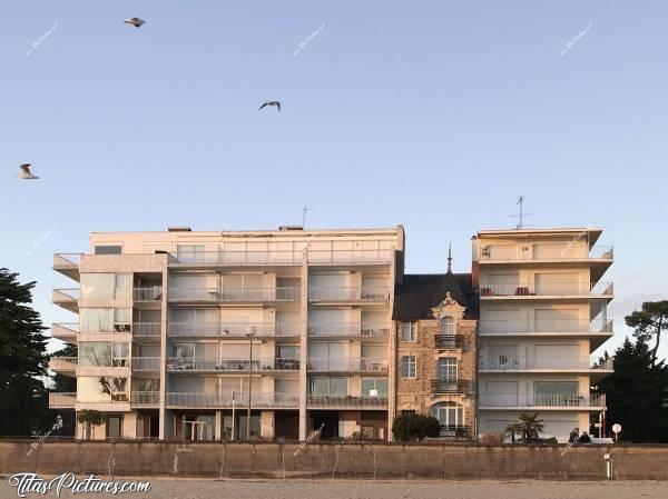 Photo Une rescapée : Une rescapée faisant résistance aux grands envahisseurs..c, Immeubles, Vieille Maison, Patrimoine Historique