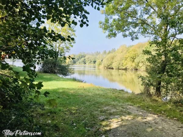 Photo Zone de Loisirs des Brosses : Bel endroit pour les fans de pêche, les randonneurs en quête de Lac où les personnes cherchant un bel endroit pour pique-niquer. 
La Zone de Loisirs des Brosses se trouve à la Merlatière sur la route de la Ferrière.c, Zone de Loisirs des Brosses, La Merlatière, Lac, Bois